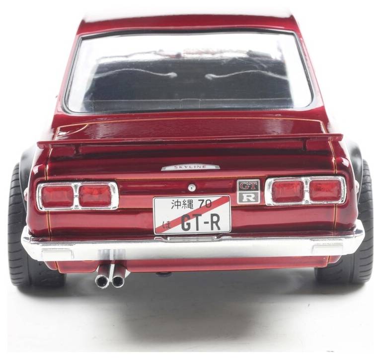 Červené vintage auto pohledem zezadu, s dvojitými výfukovými trubkami, širokými pneumatikami a registrační značkou s textem 'GT-R'.
