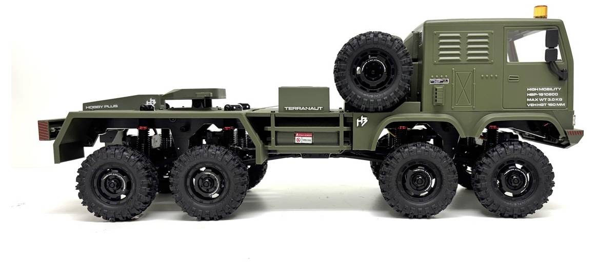 Zelený vojenský šestikolový náklaďák s připevněným náhradním kolem, vybavený robustními off-road pneumatikami a propracovaným designem kabiny a podvozku.