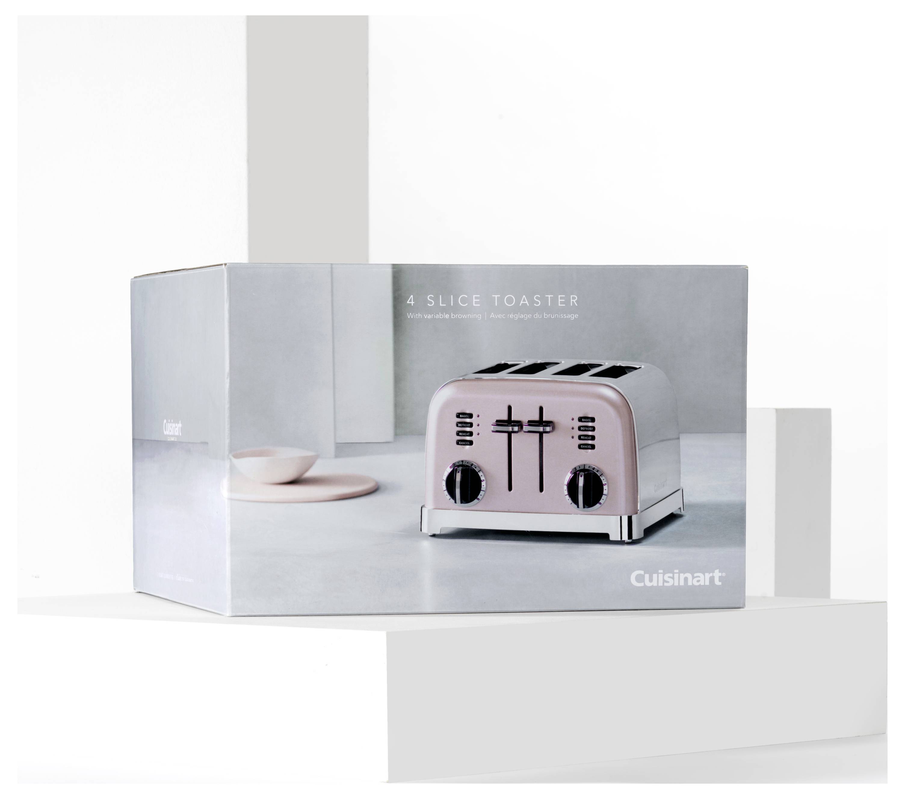 Pastelově růžový čtyřtvarový toster na moderní krabici s označením „4 Slice Toaster" a logem značky „Cuisinart".