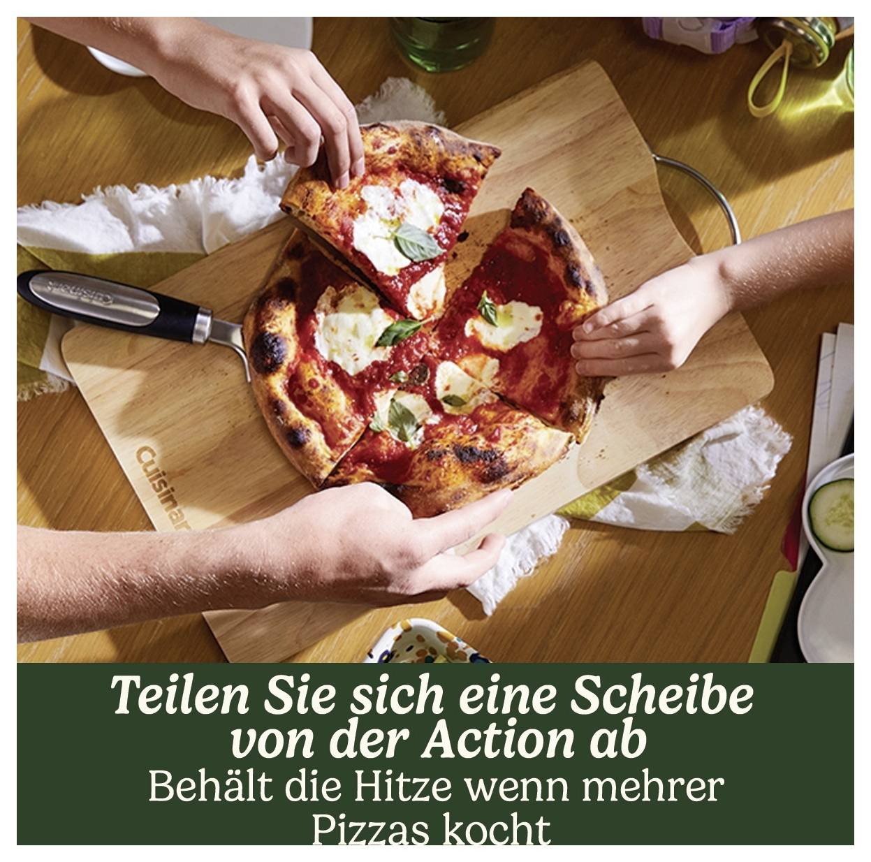 Pizza na dřevěné desce je uchopena několika rukama. Text: 'Urvi si kousek z akce'