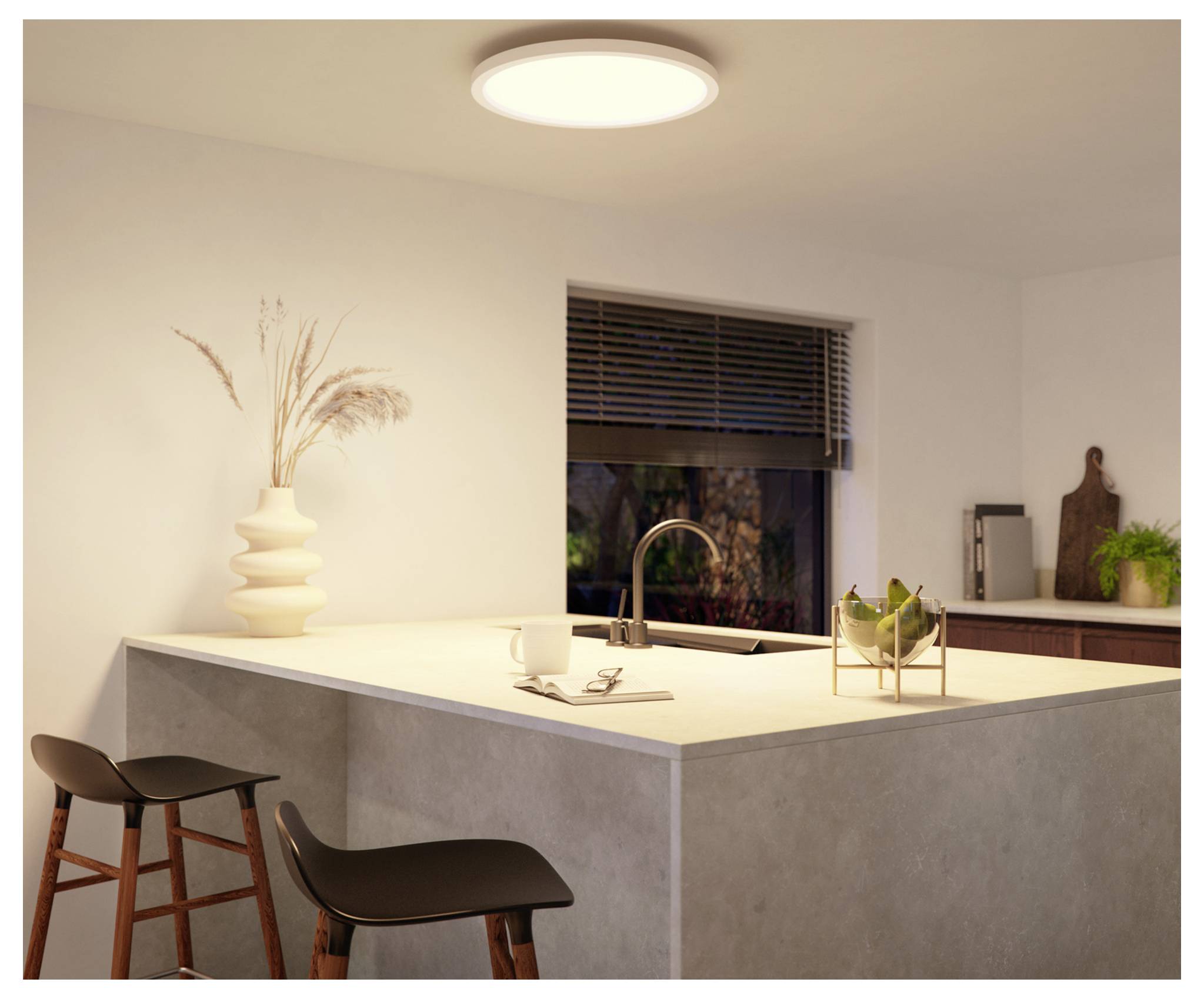 Moderní kuchyně s elegantním ostrovem, dvěma stoličkami a minimalistickým designem. Měkké osvětlení ze stropu vytváří teplou atmosféru.