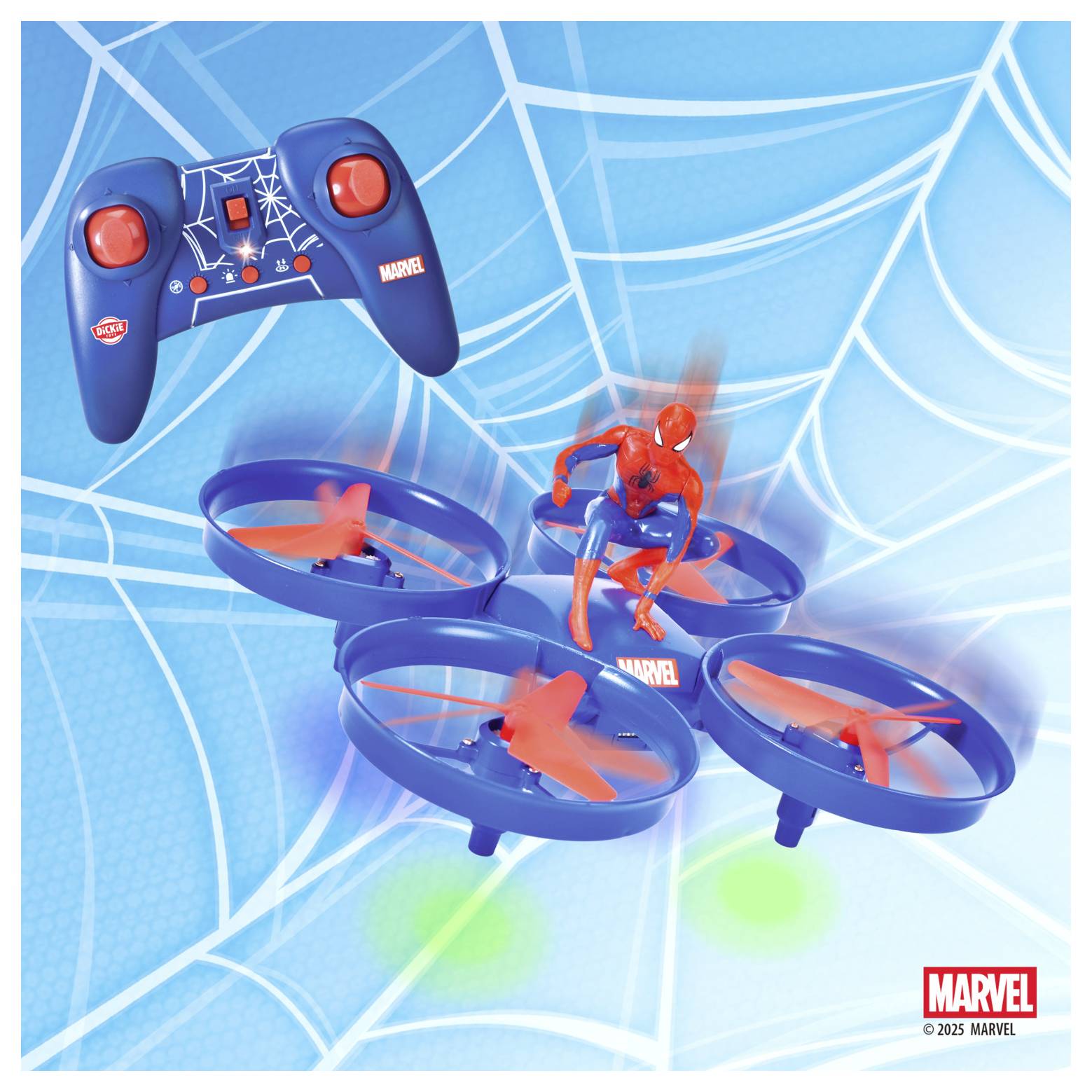 Hračkářská dronová stavba s připevněnou figurkou Spider-Mana, která má modré a červené vrtule. Současně je zobrazen odpovídající modrý dálkový ovladač.