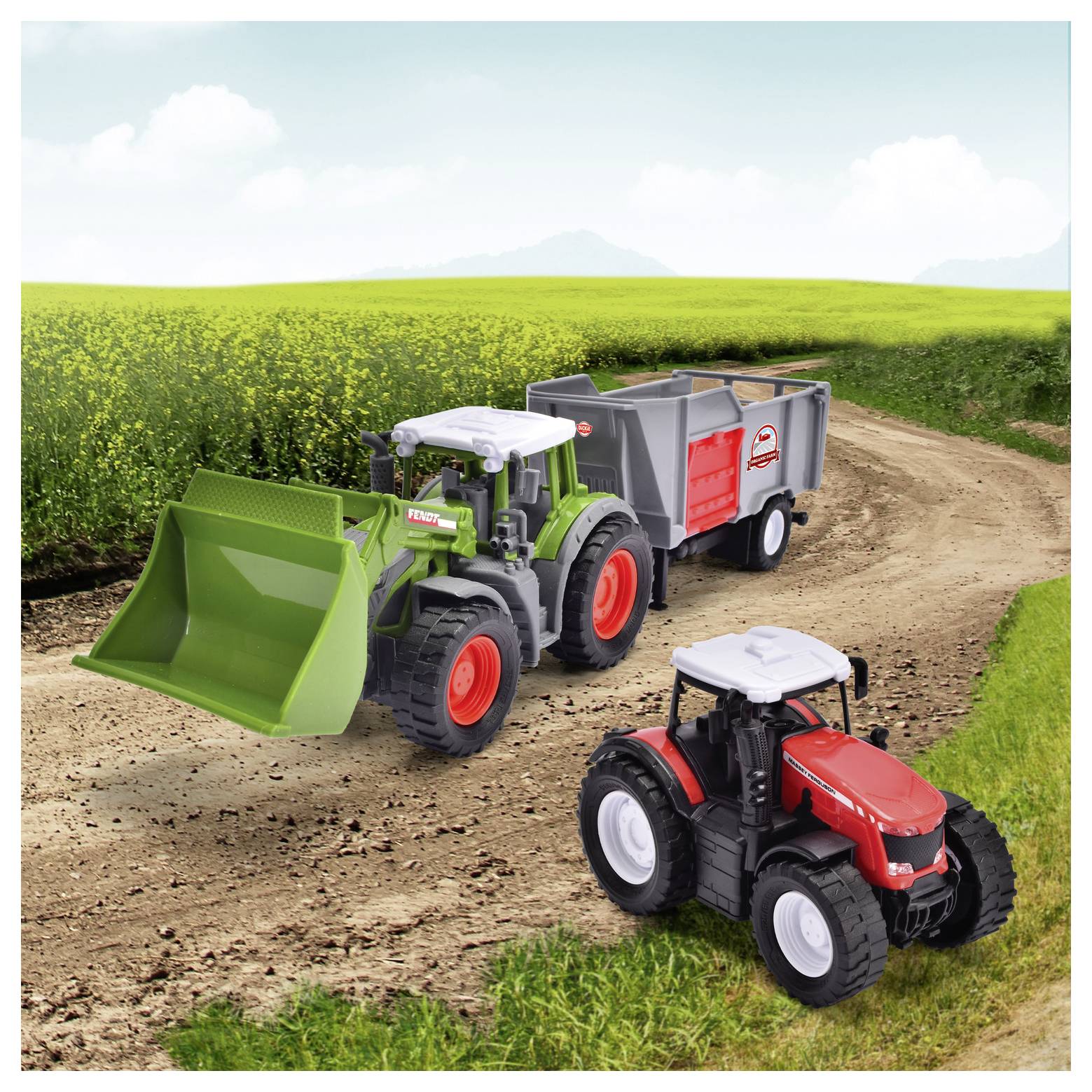 Dva hračkářské traktory na prašné cestě v zelené venkovské krajině: zelený traktor s čelním nakladačem a červený traktor táhnoucí přívěs.
