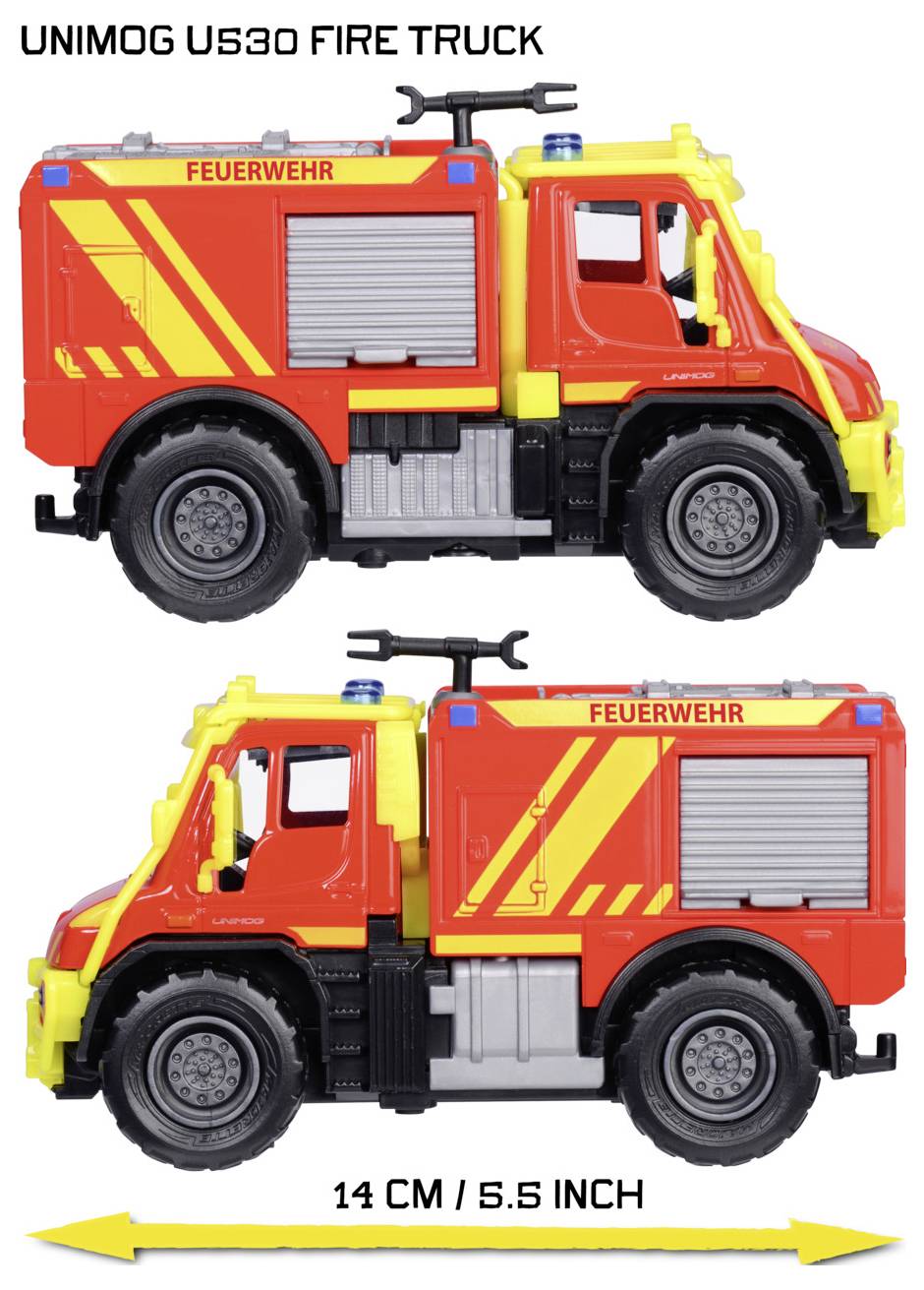 Hračka 'UNIMOG U530 HASIČSKÉ VOZIDLO', červená s žlutými pruhy označená nápisem 'FEUERWEHR'. Obrázek ukazuje boční pohled, délka 14 cm/5,5 palce.