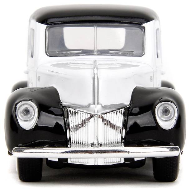 Černobílé vintage hračkářské auto, pohled zepředu, zobrazující klasický design s lesklou mřížkou chladiče a kulatými světlomety.