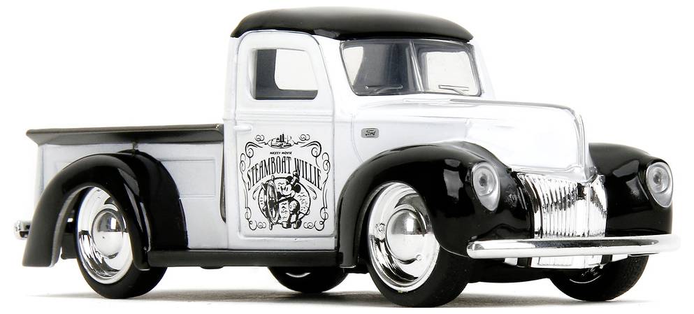 Retro černobílý hračkářský pickup truck ve stylu veteránů se znakem 'Studebaker' na dveřích, který ukazuje prvky designu z minulosti a lesklé chromované detaily.