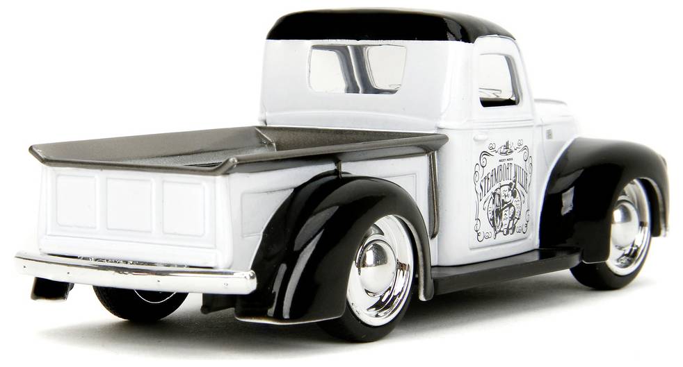 Černobílý vintage hračkářský pickup truck s logem na dveřích, zachycený zezadu, zvýrazňující jeho klasický design a chromová kola.