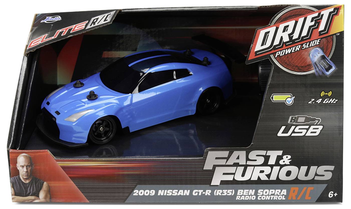 Modrý model driftovacího auta Nissan GT-R R/C z roku 2009 v krabici s motivem filmu 'Rychle a zběsile', vybavený rádiovým ovladačem s frekvencí 2,4 GHz a USB nabíjením.