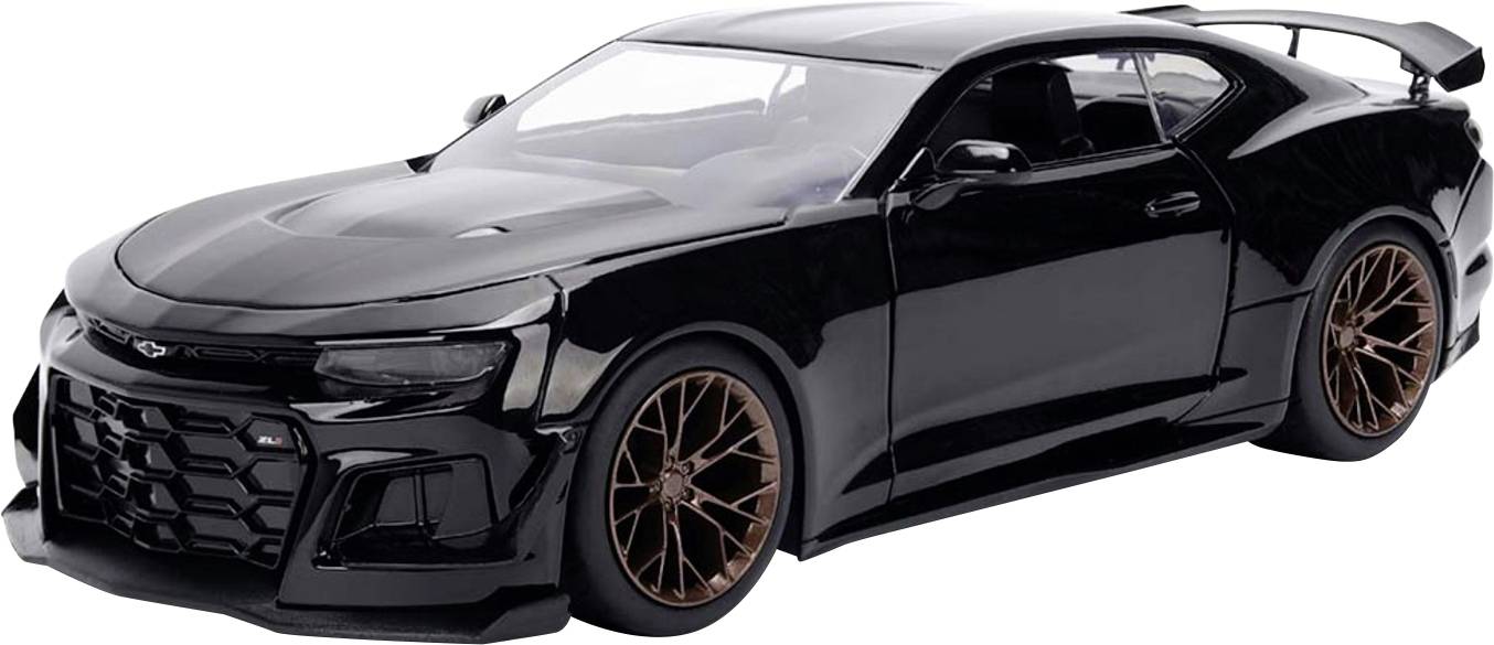 Černý sportovní vůz s bronzovými kovanými ráfky, s elegantní a aerodynamickou linií karoserie, pohled z předního levého úhlu.