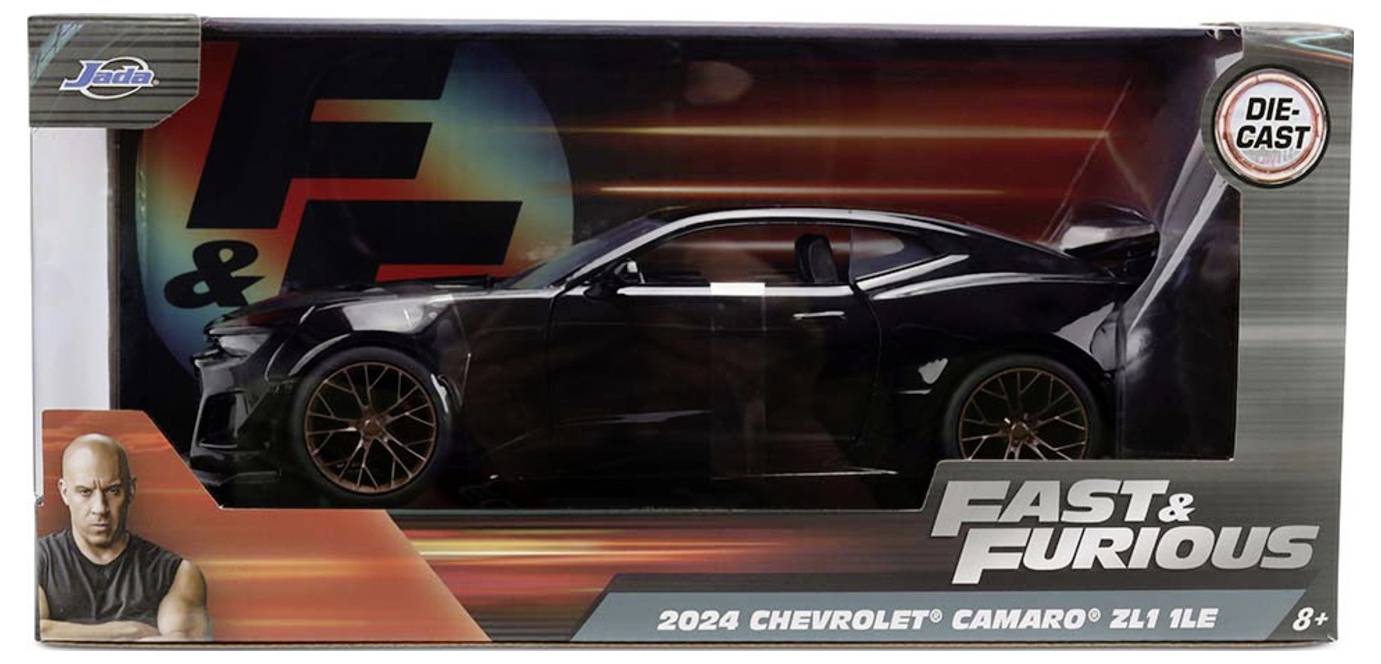 Sběratelský model auta Chevrolet Camaro ZL1 1LE z roku 2024 odlévaný z kovu v obalu s logem 'Fast & Furious', doporučený pro děti od 8 let.