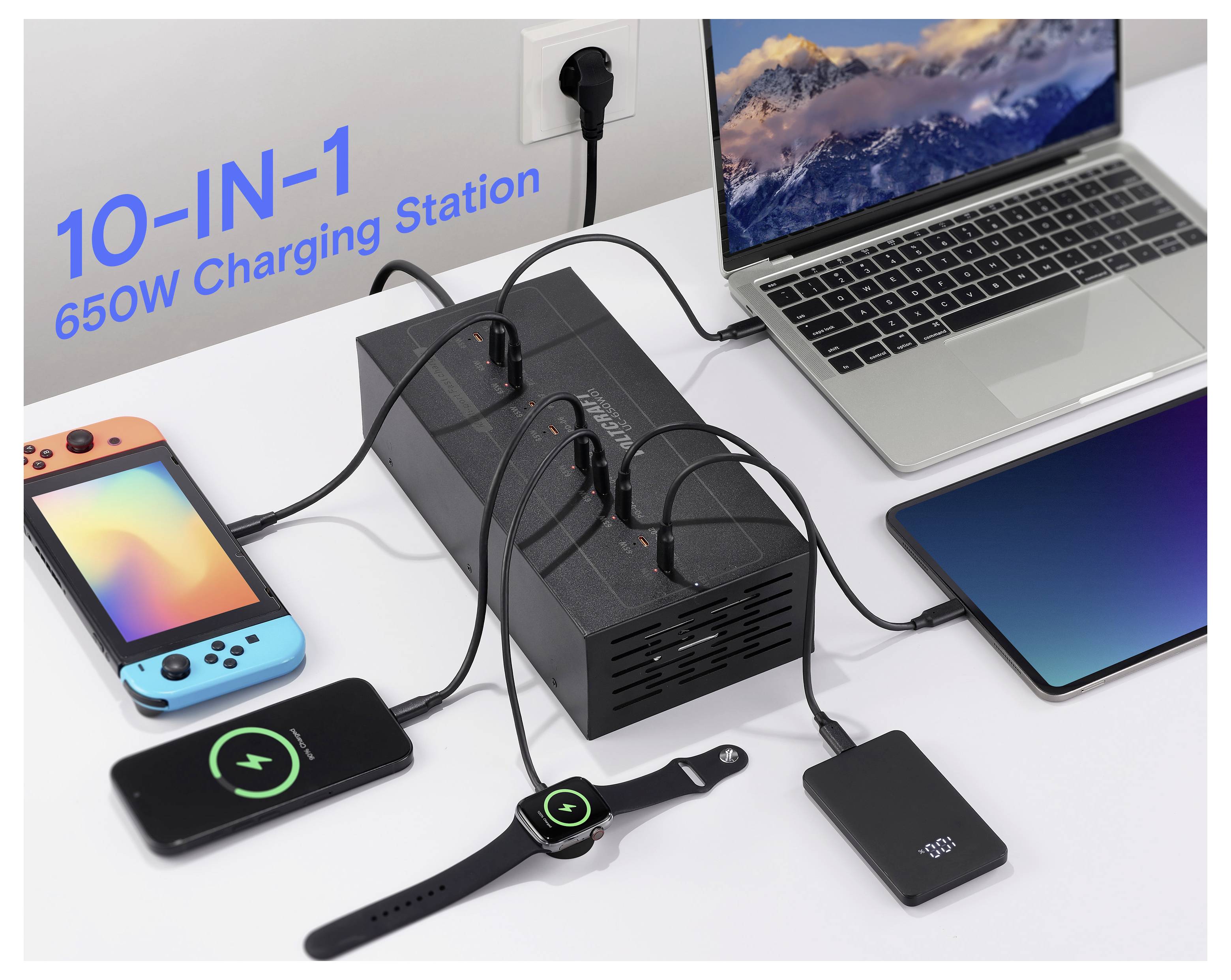 Více zařízení nabíjejících se z centrálního energetického rozhraní na stole, včetně notebooku, tabletů, telefonu, chytrých hodinek a powerbanky.
