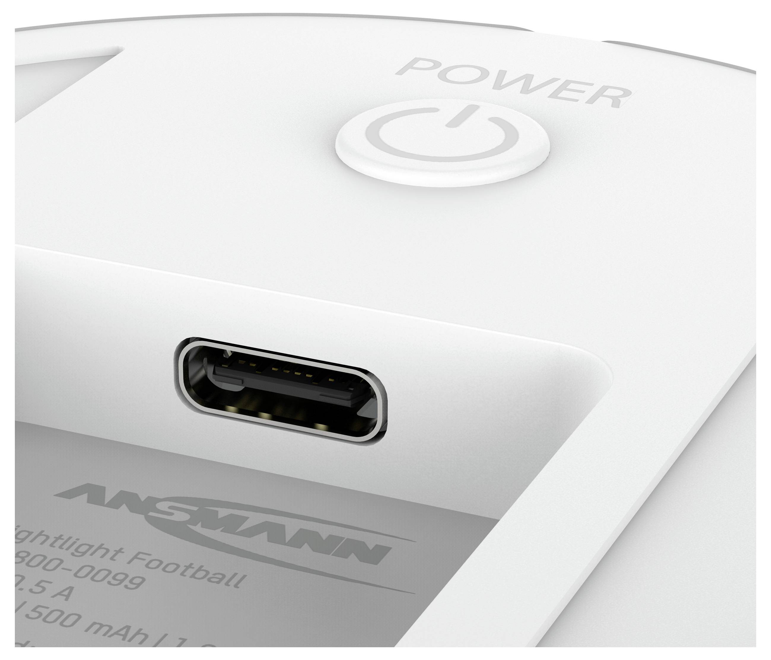 Detailní záběr bílého elektronického zařízení zobrazující USB-C port a kruhové tlačítko napájení označené "POWER" na jeho povrchu.