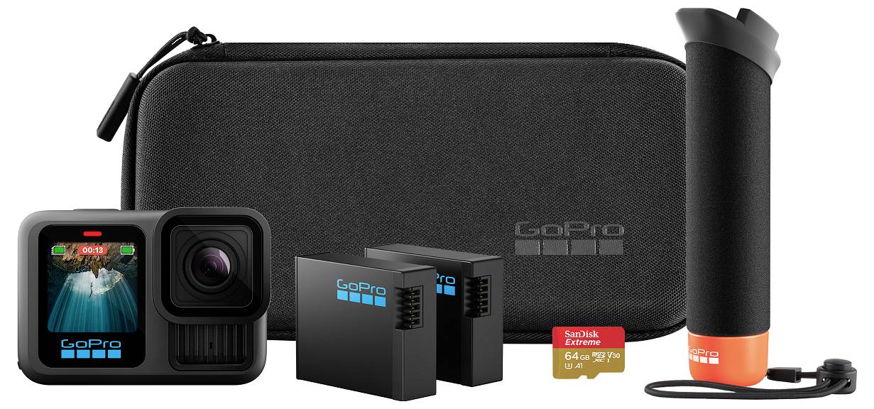 Kamera GoPro s displejem zobrazující osobu při šnorchlování, dva akumulátory, paměťovou kartu, vodotěsné pouzdro a plovoucí rukojeť.