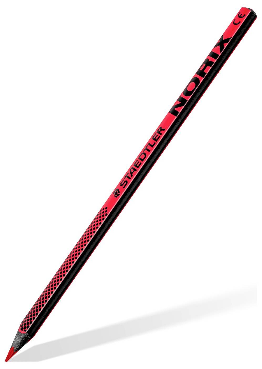 Červená a černá tužka Staedtler Noris s červeným hrotem, umístěná diagonálně, zobrazující svůj název značky a design.