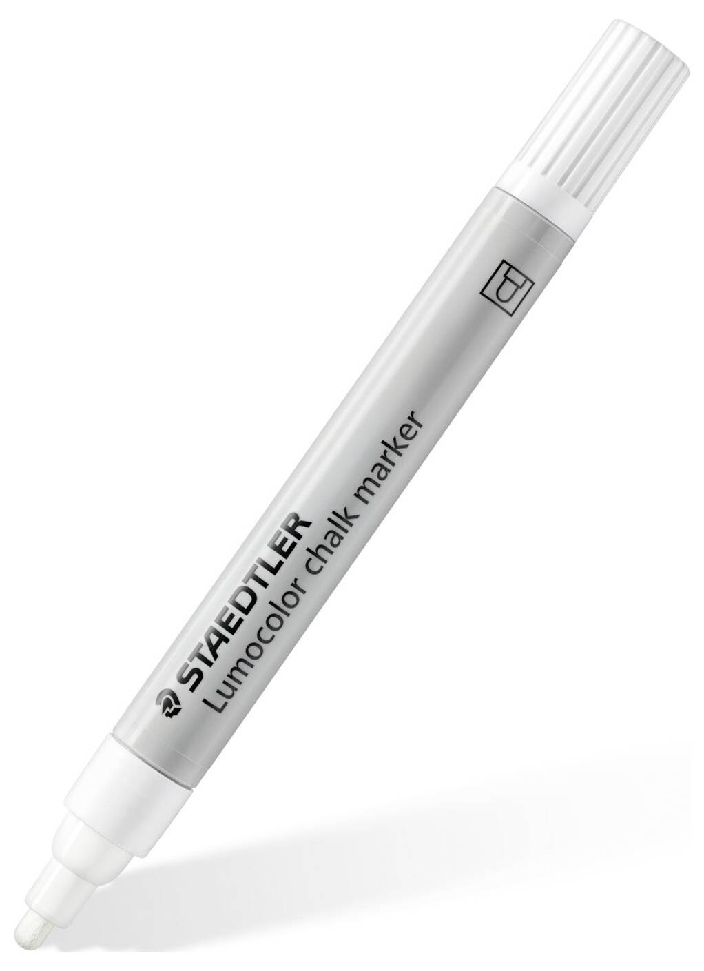 Stříbrný křídový fix Staedtler Lumocolor s bílým víčkem a hrotem umístěný šikmo na bílém pozadí.