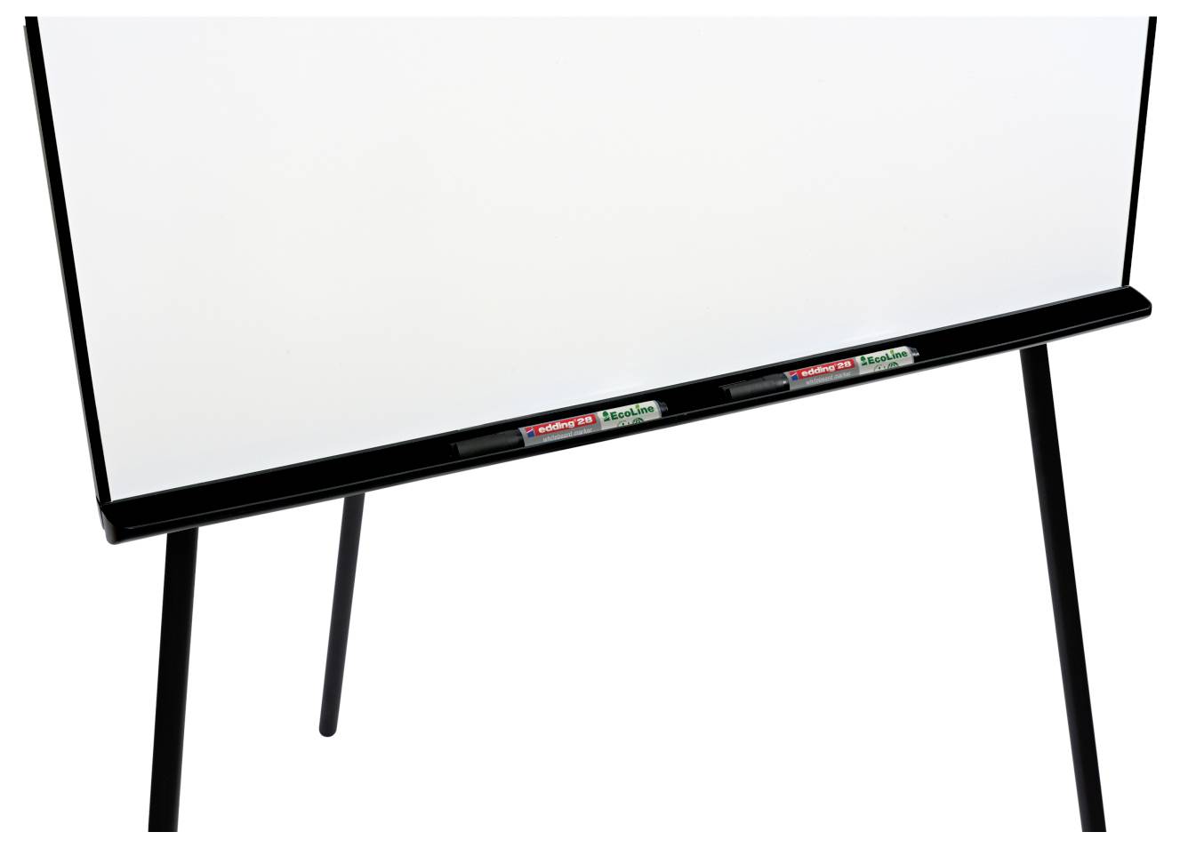 Whiteboard na stojanu s fixami odpočívajícími v odkládací liště, před neutrálním pozadím.