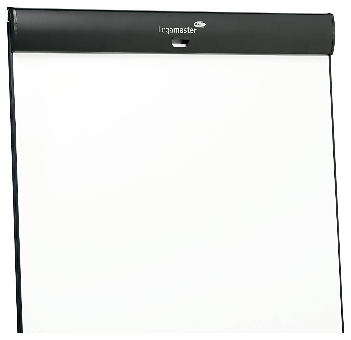 Prázdný flipchart od společnosti Legamaster s černým rámem v horní části, určený pro použití při prezentacích nebo schůzích.