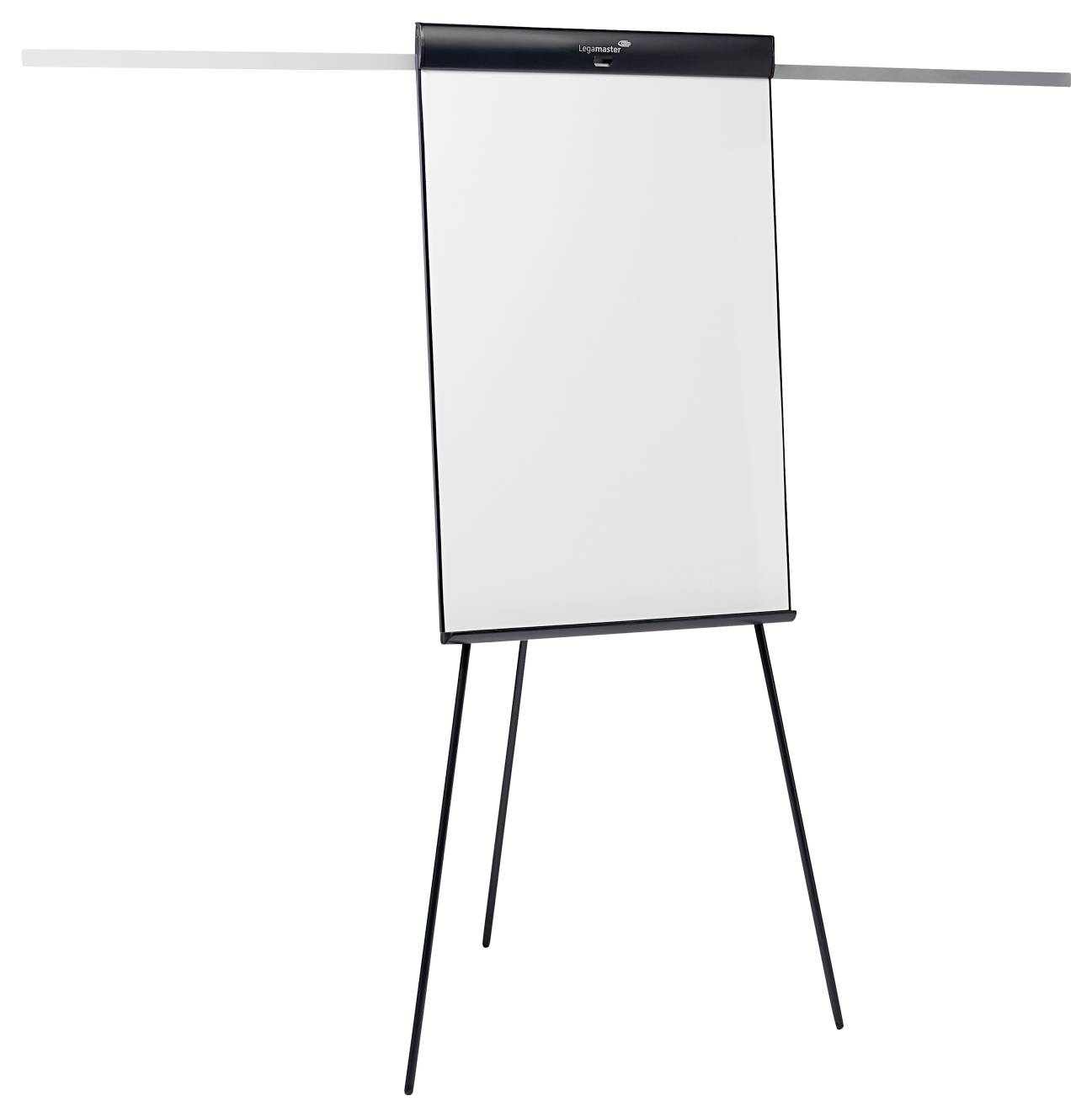 Prázdný flipchart na trojnožce se čistým bílým povrchem, připravený k psaní nebo použití při prezentaci.