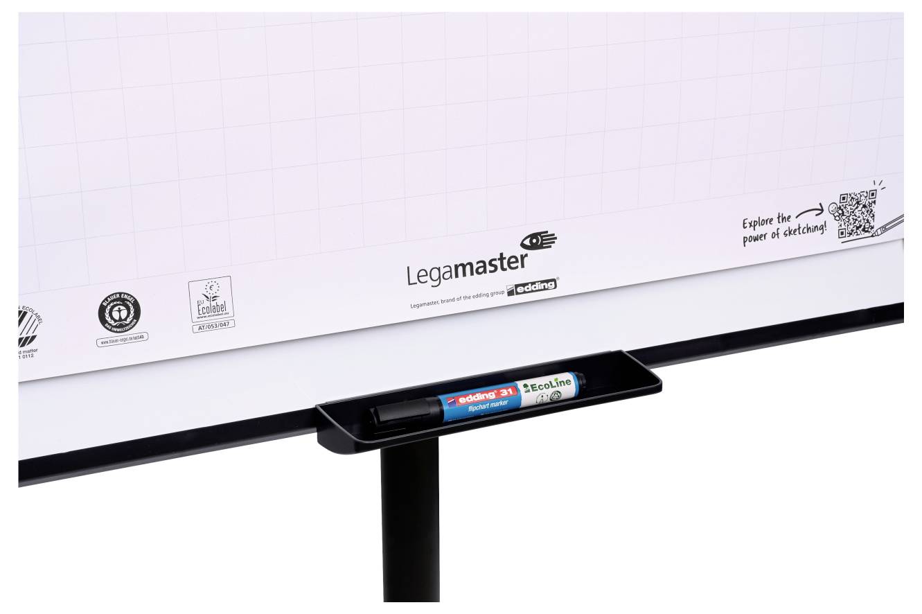 Bílá magnetická tabule s grafickými linkami, na které je v dolní části vytištěno logo značky 'Legamaster'. Černá popisovací fix je umístěna ve spodním držáku pod tabulí.