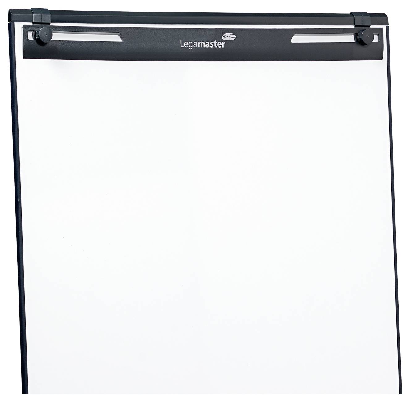Flipchart značky Legamaster s prázdným bílým povrchem, připravený pro prezentace nebo poznámky.