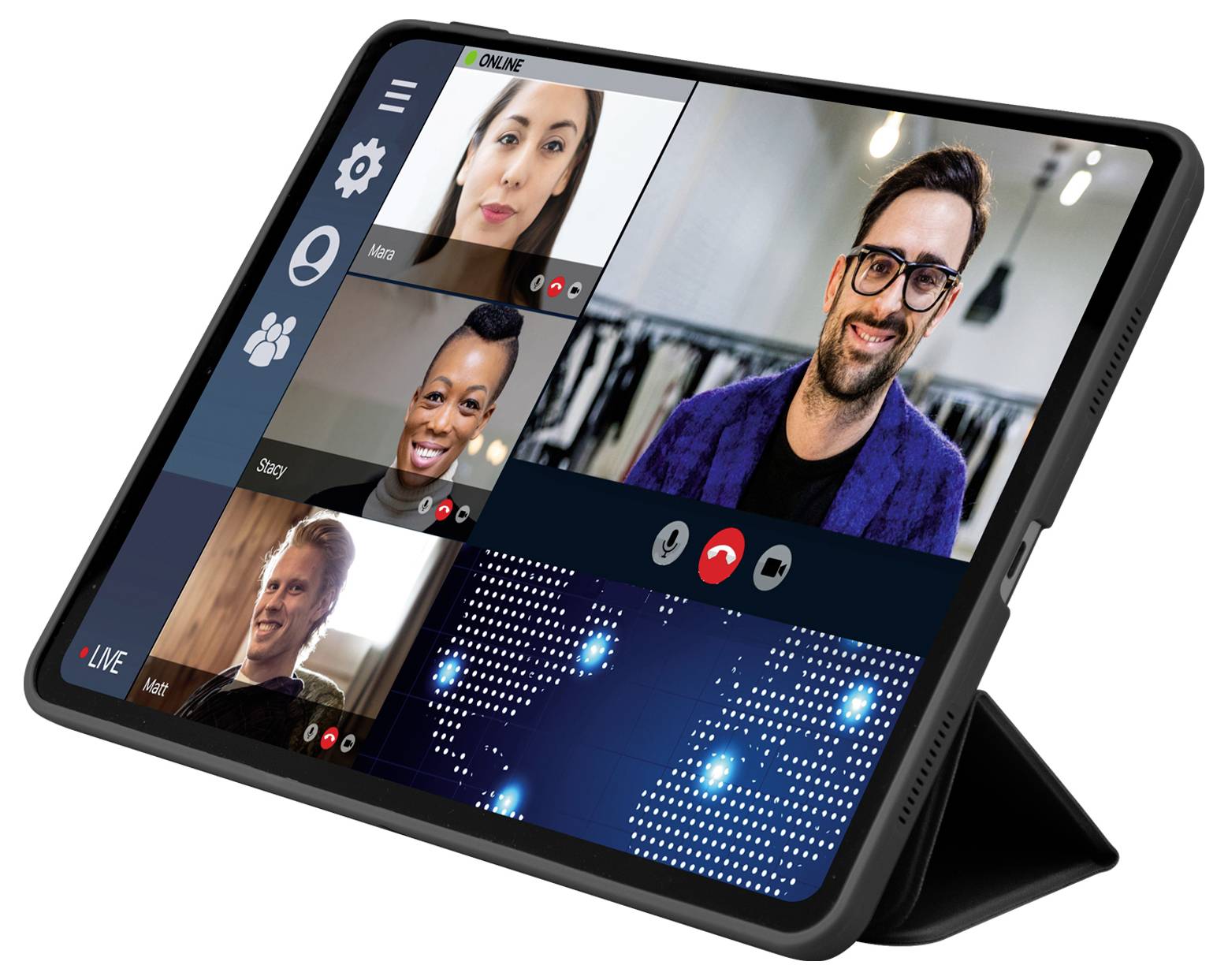 Videokonference na tabletu zobrazující čtyři účastníky virtuálního setkání s mapou světa zobrazenou pod jejich video záznamy.