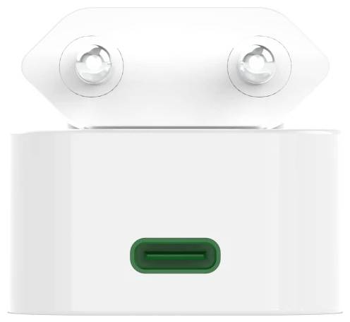 Bílý USB-C napájecí adaptér se sklopnými kolíky, s centrálně umístěným zeleným USB-C portem na přední straně.