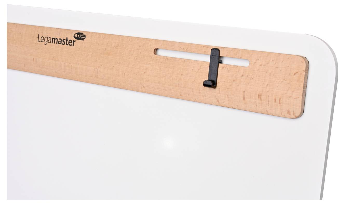 Bílá magnetická tabule s dřevěnou lištou v horní části, která je vybavena malým černým háčkem. Logo 'Legamaster' je umístěno na dřevěné liště.