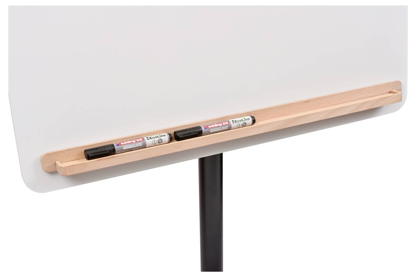 Whiteboard s dřevěnou přihrádkou na fixy, která obsahuje dva černé popisovače, připevněný k černému stojanu.