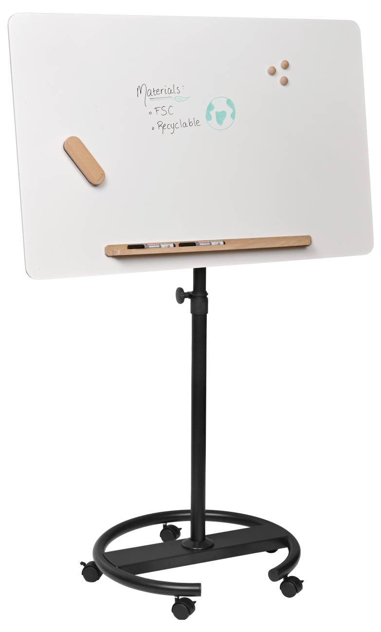 Mobilní whiteboard na stojanu s kolečky, který zobrazuje seznam udržitelných materiálů, s přihrádkou na pero, magnety a symbolem recyklace.