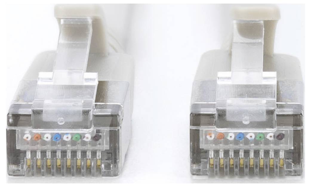 Dva ethernetové konektory s viditelnými barevnými vodiči, které se používají pro síťová připojení.