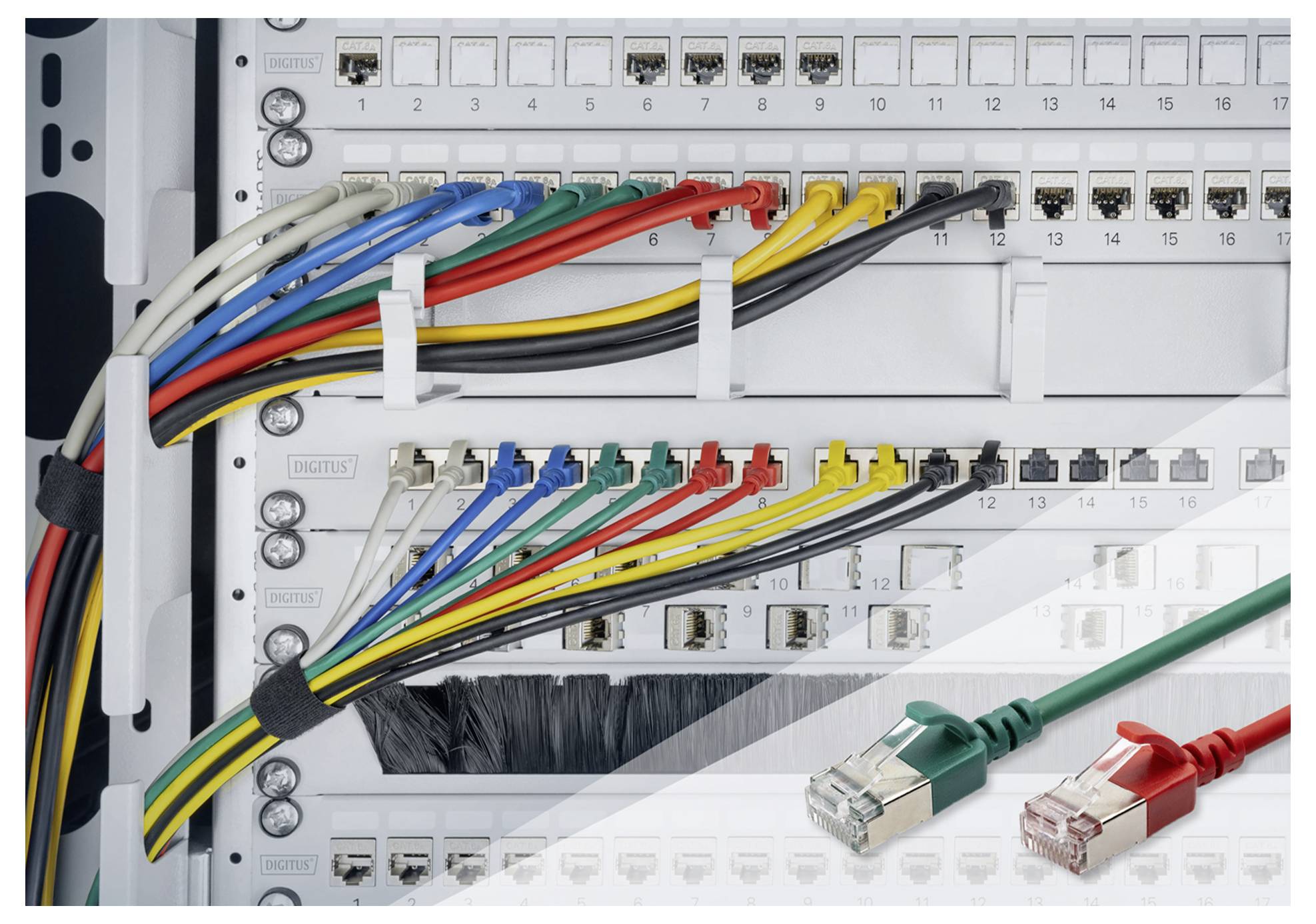 Síťový patch panel s více barevnými ethernetovými kabely připojenými. V popředí jsou dva volné ethernetové kabely, jeden červený a jeden zelený.