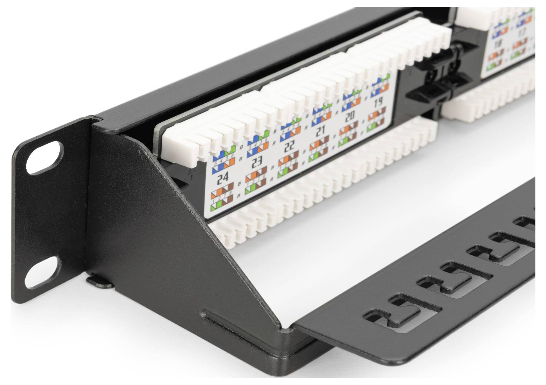 Skloněný patch panel s označenými síťovými porty pro strukturované kabeláže, namontovaný v černém kovovém rámu, navržený pro organizované vedení kabelů.