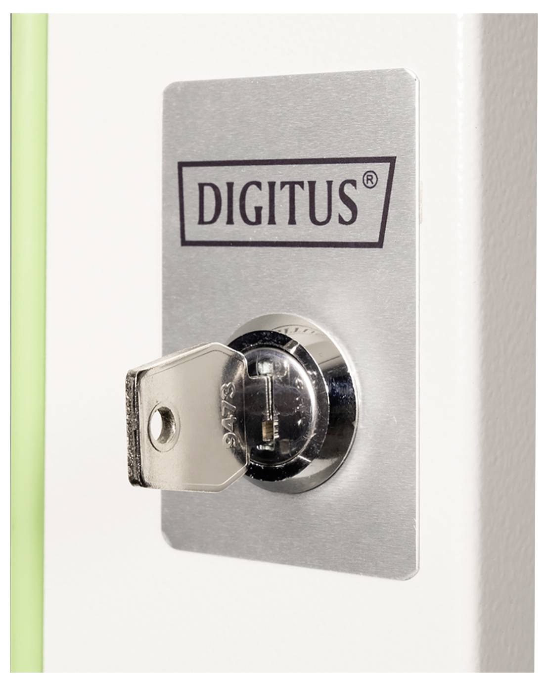 Klíč vložený do zámku v kovovém panelu se štítkem „Digitus".