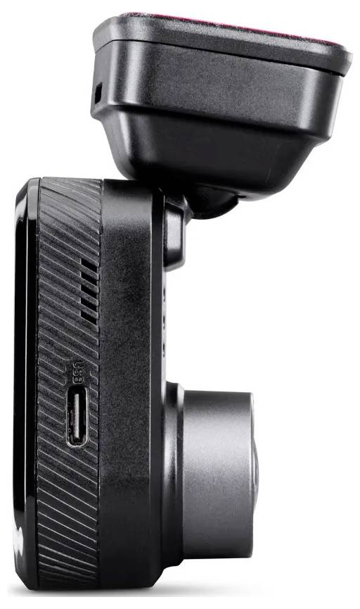 Černá palubní kamera s objektivem na pravé straně a montážním úchytem nahoře, která zobrazuje USB port po straně.
