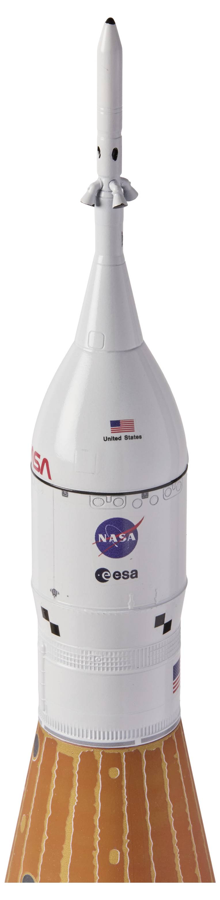 Model kosmické lodi NASA s americkou vlajkou a logem NASA, ukazující horní sekci rakety na bílém pozadí.