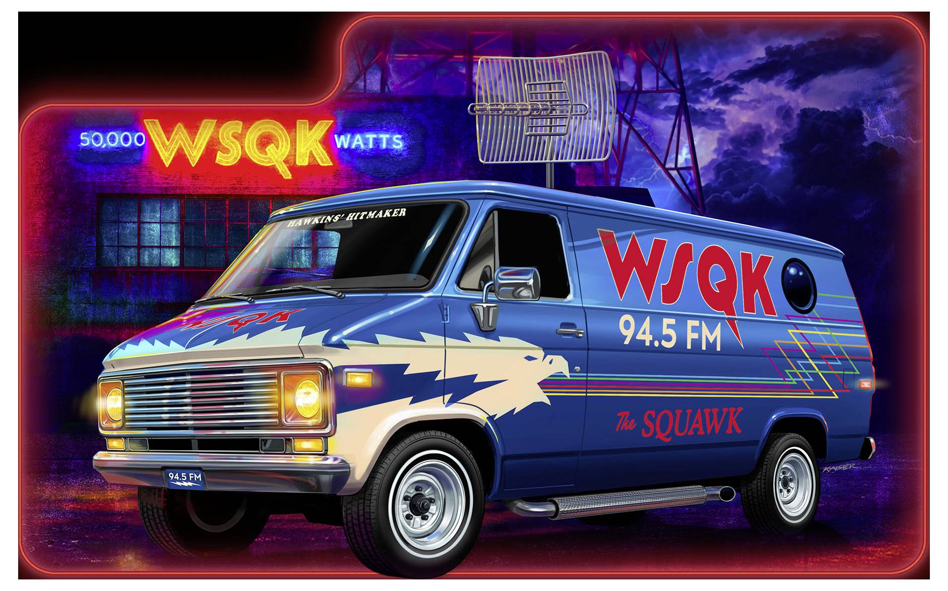 Modrý dodávkový vůz s nápisem 'WSQK 94.5 FM' a logem orla, propagující 'The Squawk', je zaparkovaný před budovou osvětlenou neonovým světlem, na které je nápis '50 000 WSQK wattů'.
