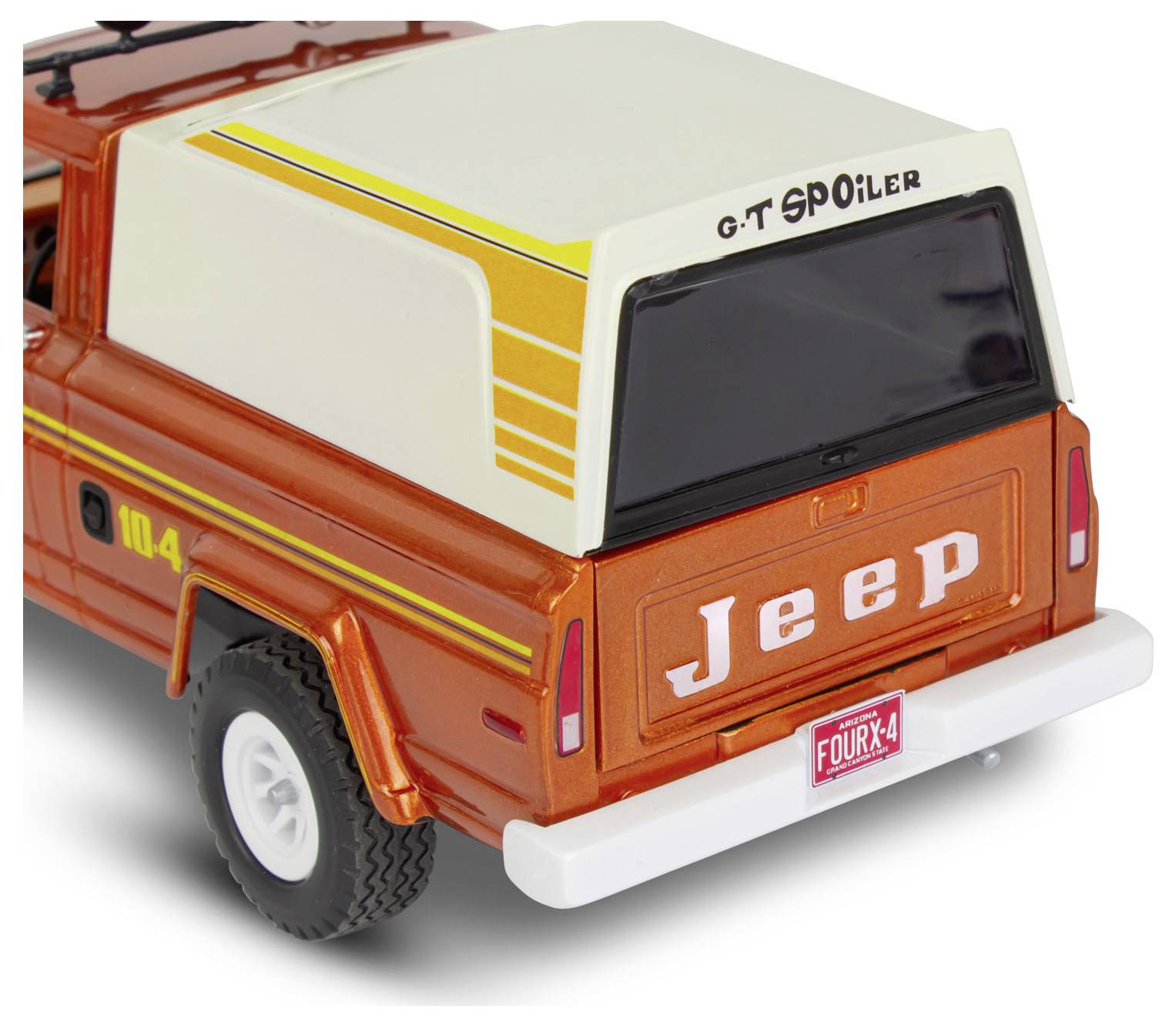 Červený vintage náklaďák s bílou kempovací nástavbou. Na zadní straně je napsáno slovo 'Jeep' a poznávací značka 'ČTYŘI x 4'.