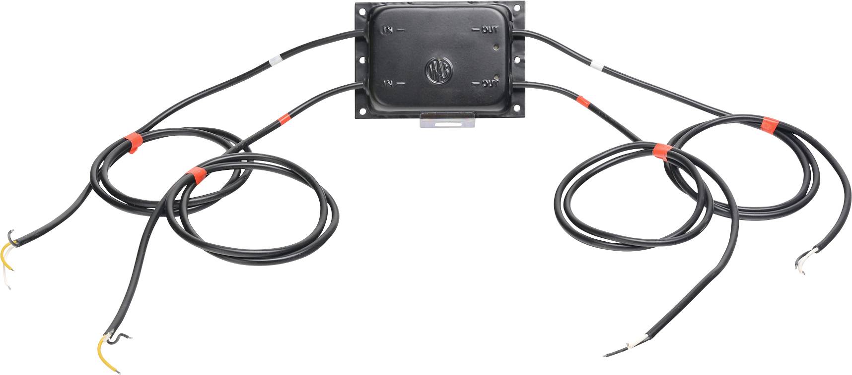Elektrická rozvodná skříň se třemi černými kabely, každý s vystavenými konci pro připojení elektrických vodičů, umístěné na bílém pozadí.