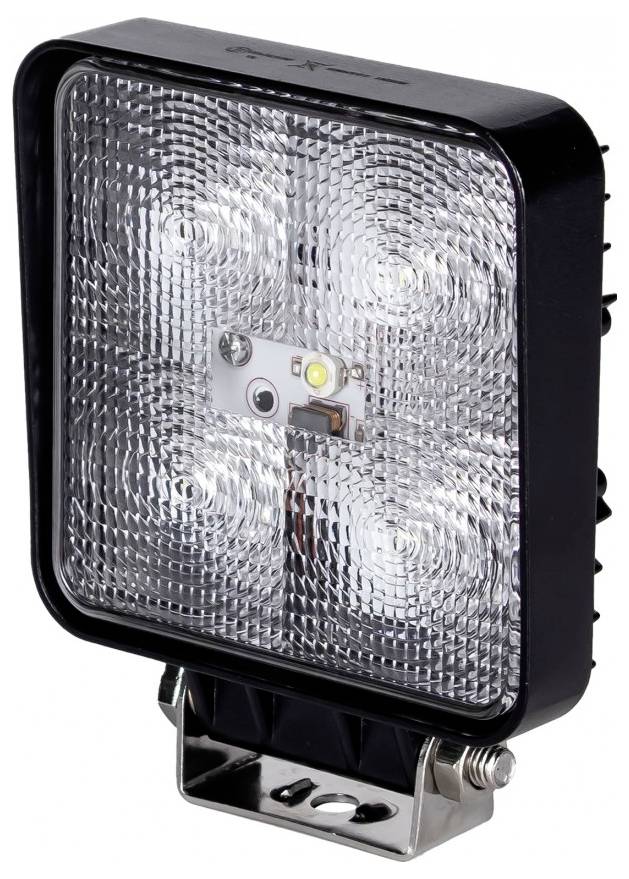 Černé, čtvercové LED pracovní světlo s žebrovaným designem chladiče na zadní straně pro odvod tepla, namontované na držáku.