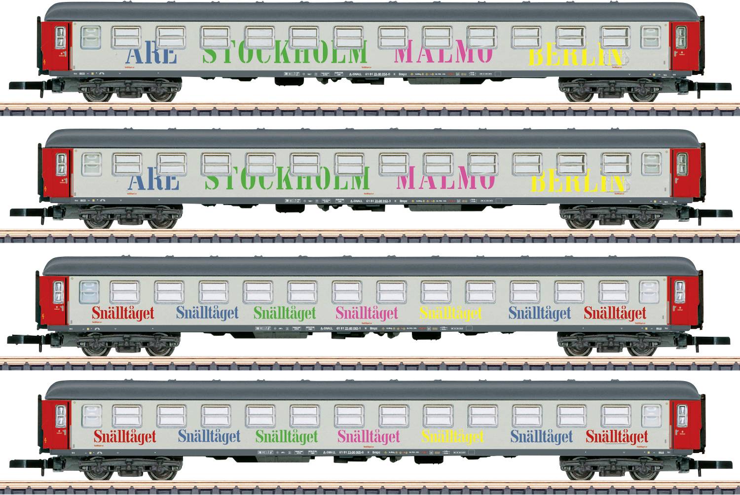 Čtyři železniční vozy s nápisy 'Åre', 'Stockholm', 'Malmö', 'Berlín' a 'Snälltåget' napsanými barevnými písmeny na jejich bocích.