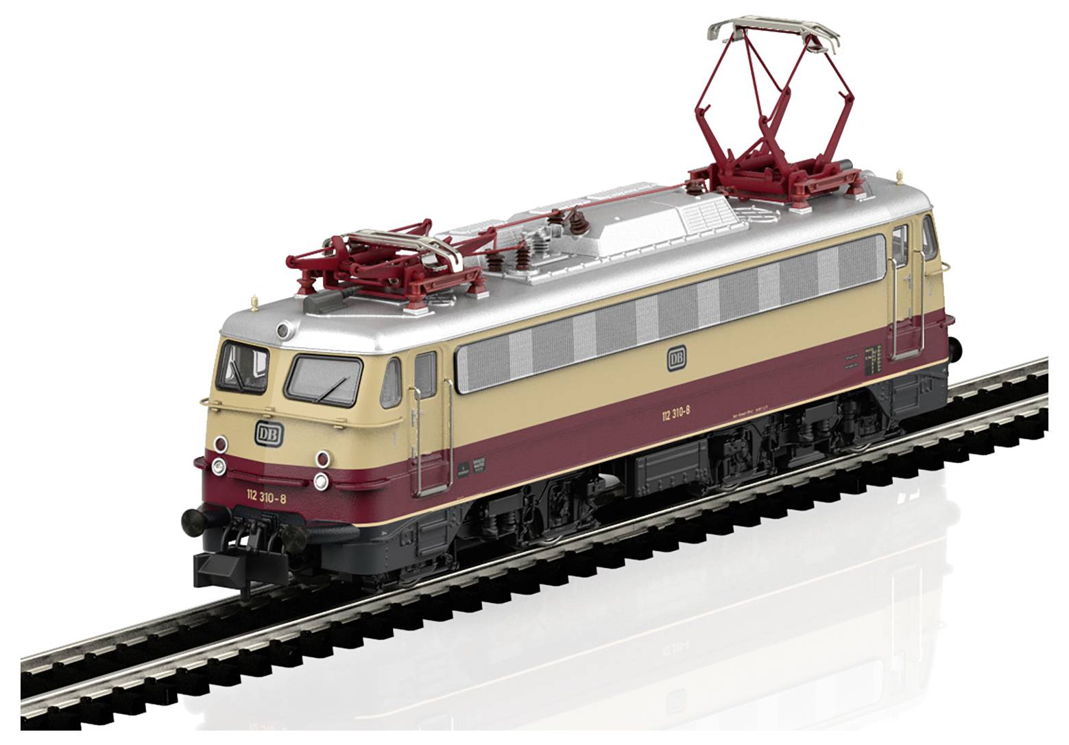 Model elektrické lokomotivy v béžovo-červeném nátěru je zobrazen na kolejích. Vyznačuje se detailními komponenty, jako jsou sběrače proudu, a realistickým designem.
