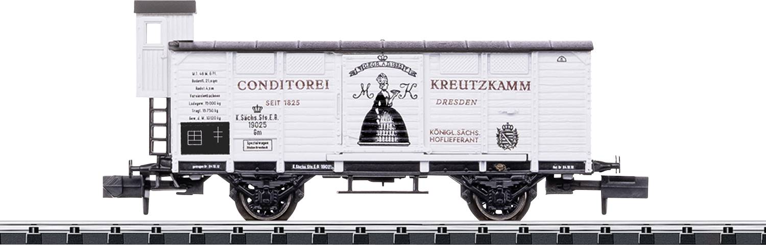 Modelová železniční nákladní vagón s historickým označením 'C. A. Kreutzkamm Conditorei Dresden' a vintage ilustrací na kolejích.