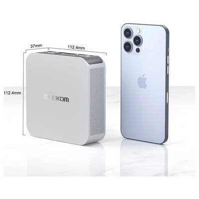 Miniaturní počítač o rozměrech 112,4 mm x 37 mm x 112,4 mm je zobrazen vedle smartphonu pro srovnání velikosti.