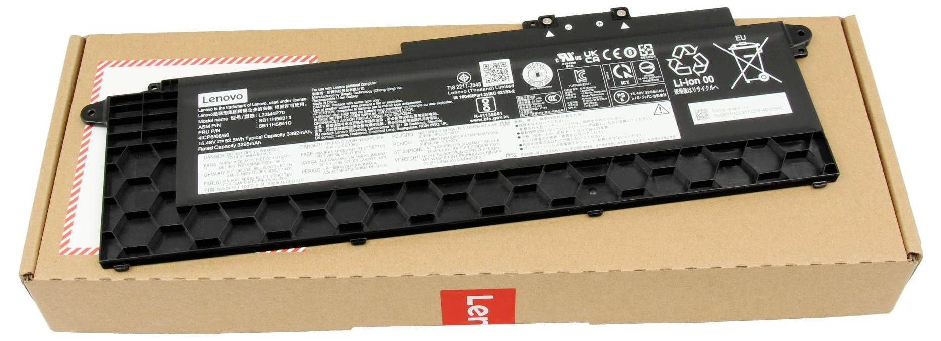 Baterie notebooku Lenovo umístěná na kartónové krabici s červeným logem Lenovo.