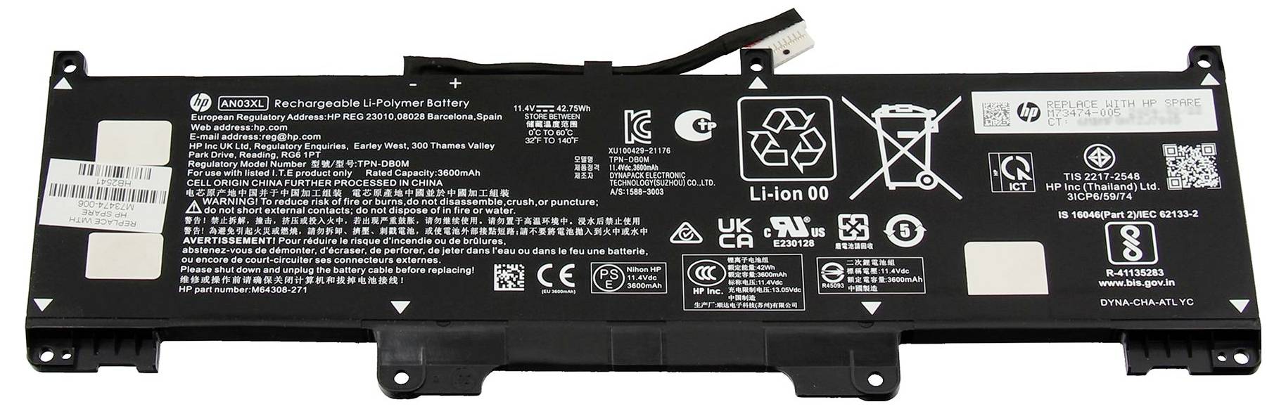 Černá pravoúhlá lithium-ionová baterie do notebooku s popiskami a bezpečnostními ikonami, zobrazující specifikace a informace o modelu.