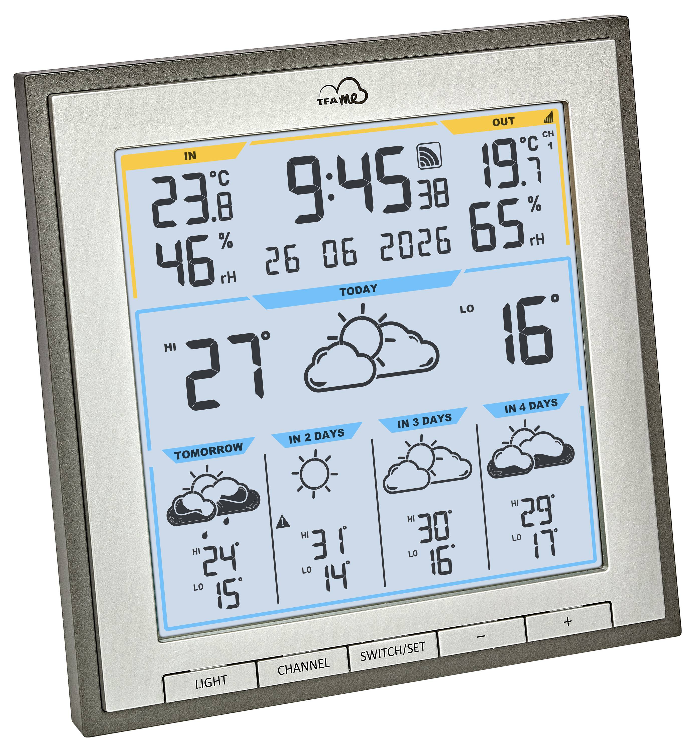 Digitální meteorologická stanice zobrazující čas 9:45, datum 26/06/2026, vnitřní teplota 23°C, vlhkost 46 %, venkovní teplota 19,7°C, vlhkost 65 %. Předpověď počasí zobrazená pro čtyři dny s teplotními maximy a minimy.