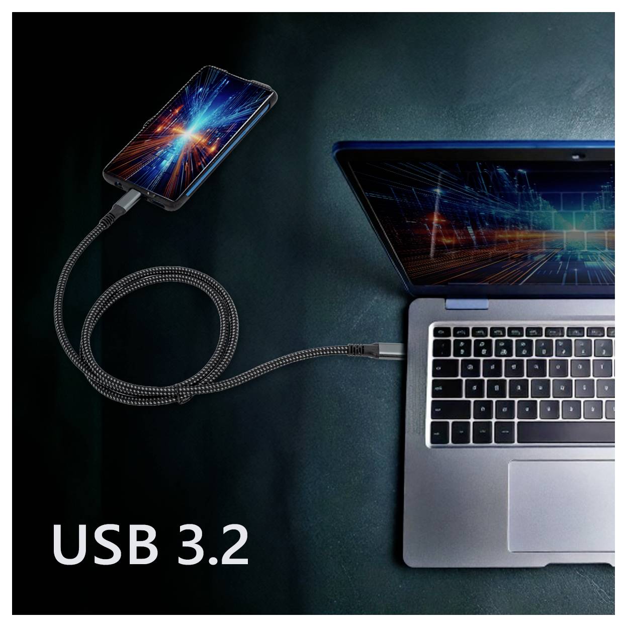 Telefon připojený k laptopu pomocí kabelu USB 3.2, přenos dat vizualizovaný na obrazovkách.