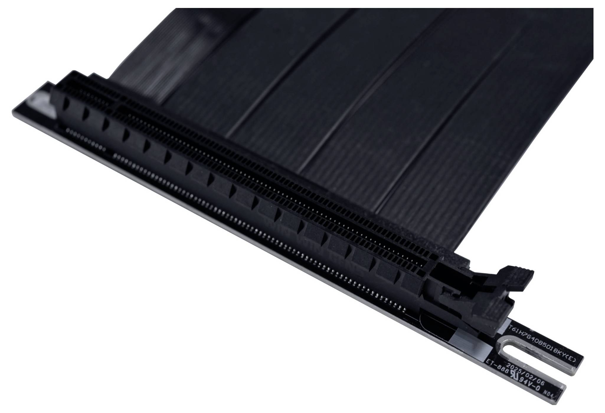 Černý kabel PCIE 4.0 x16 s redukcí a plochým, flexibilním designem, používaný pro připojování komponent uvnitř počítačové skříně.