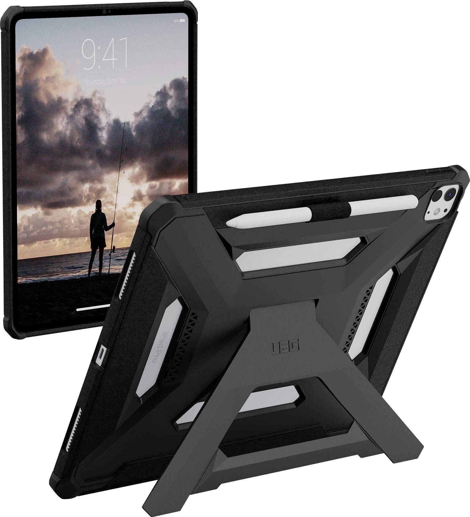Černý obal na tablet se stojánkou a slotem pro stylus, který podporuje tablet zobrazující osobu lovící ryby při východu slunce na pláži.