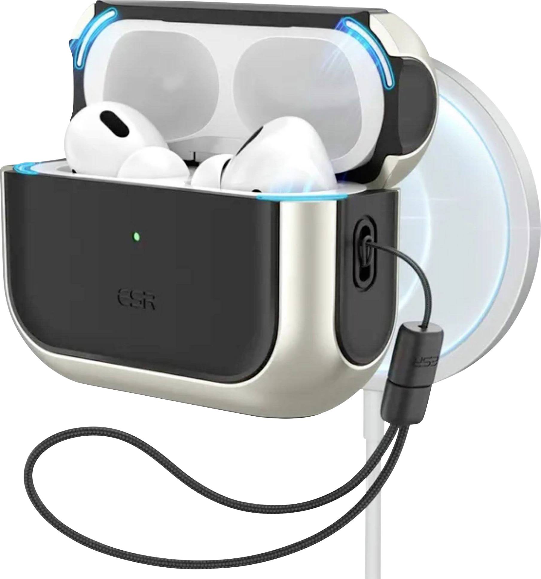 AirPods s nabíjecím pouzdrem na bezdrátové nabíjecí podložce, víko otevřené, s viditelnými sluchátky uvnitř. Podložka připojena černým kabelem.